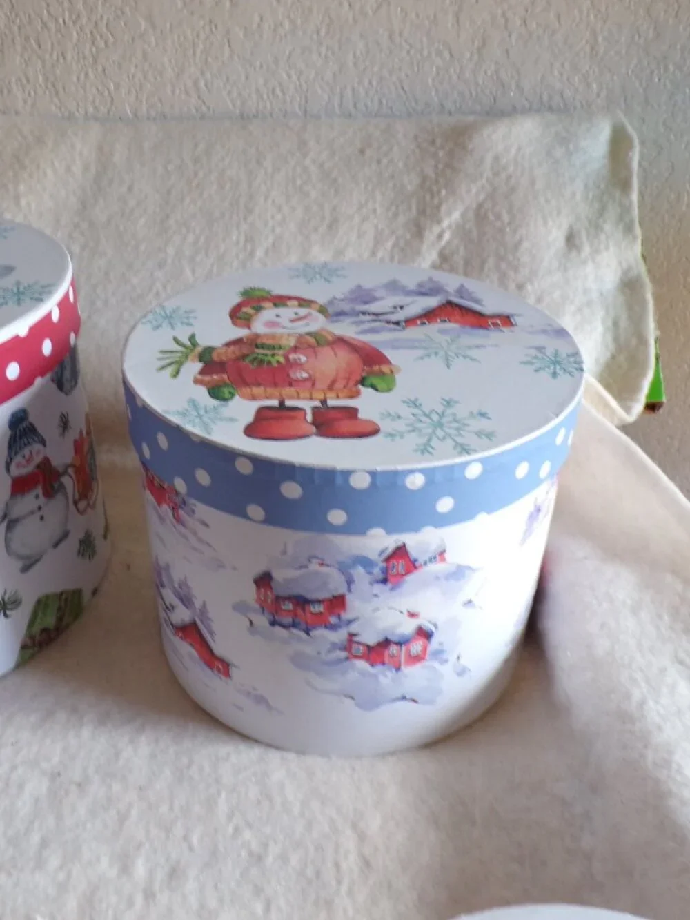 4 Holiday Boxes Round Gift Boxes Unique Fun Festive Winter Design Stacking NEW